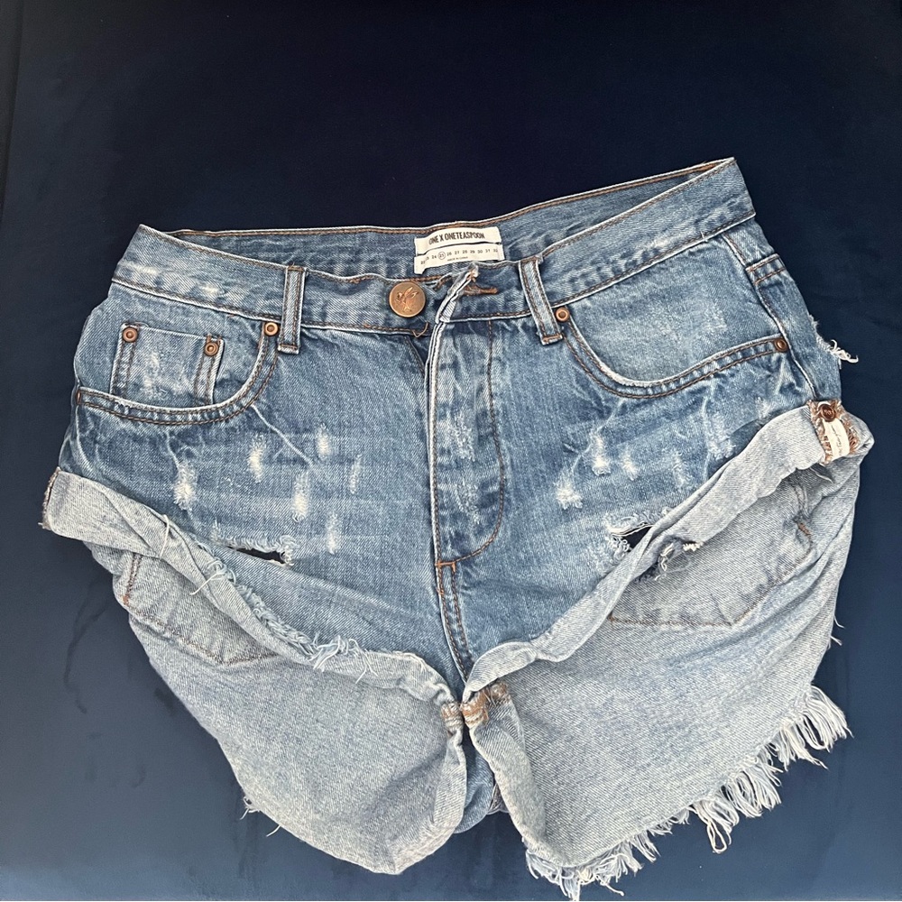 Good condition one teaspoon shorts both size 25&26 available!!